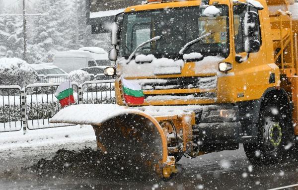 Снегът остави общини без ток във Врачанско
